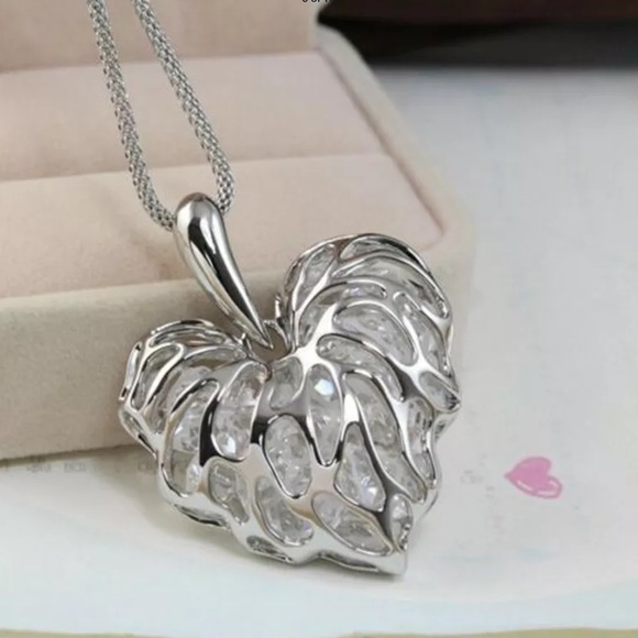 New Hollow Heart pendant w/Sterling Silver chain - Picture 1 of 8
